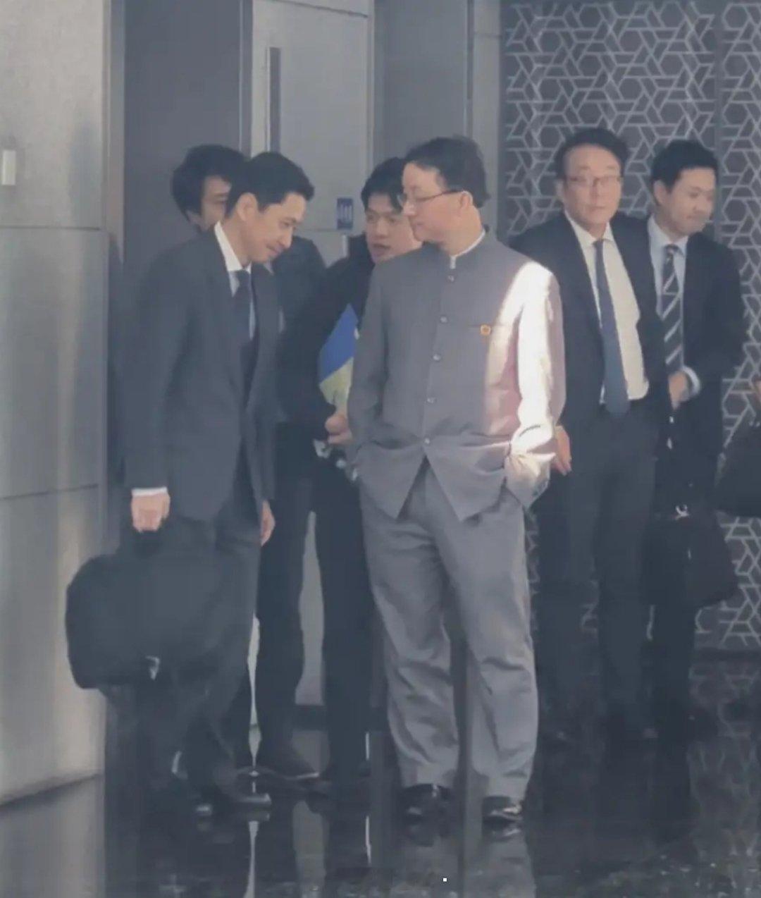 一般服装松领口，手叉口袋vs西装革履打领带，双手并拢，您要找的是不是： 