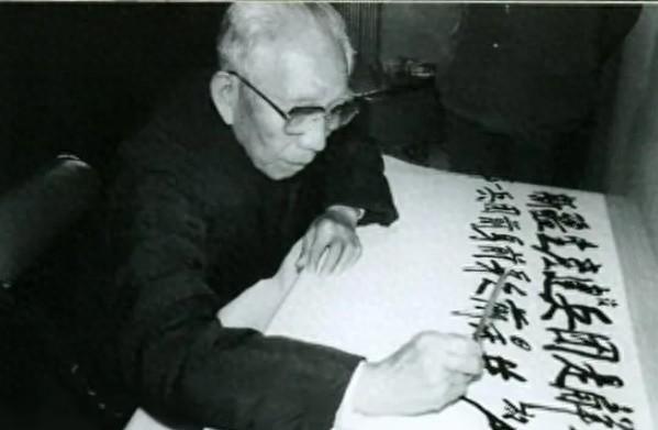 毛主席在王震陪同时视察718团时，为何在吃饭时特意向团参谋长敬上一杯酒？

19