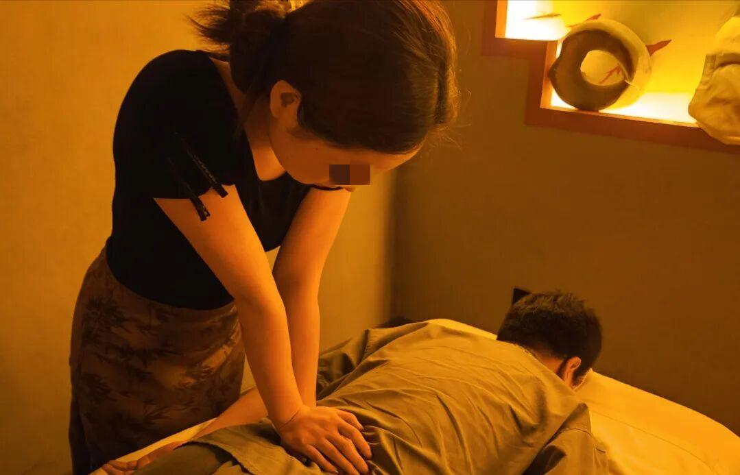 江苏南通，一男子下班没事干，就花了 198 元在足浴店买了个按摩套餐。按摩途中，
