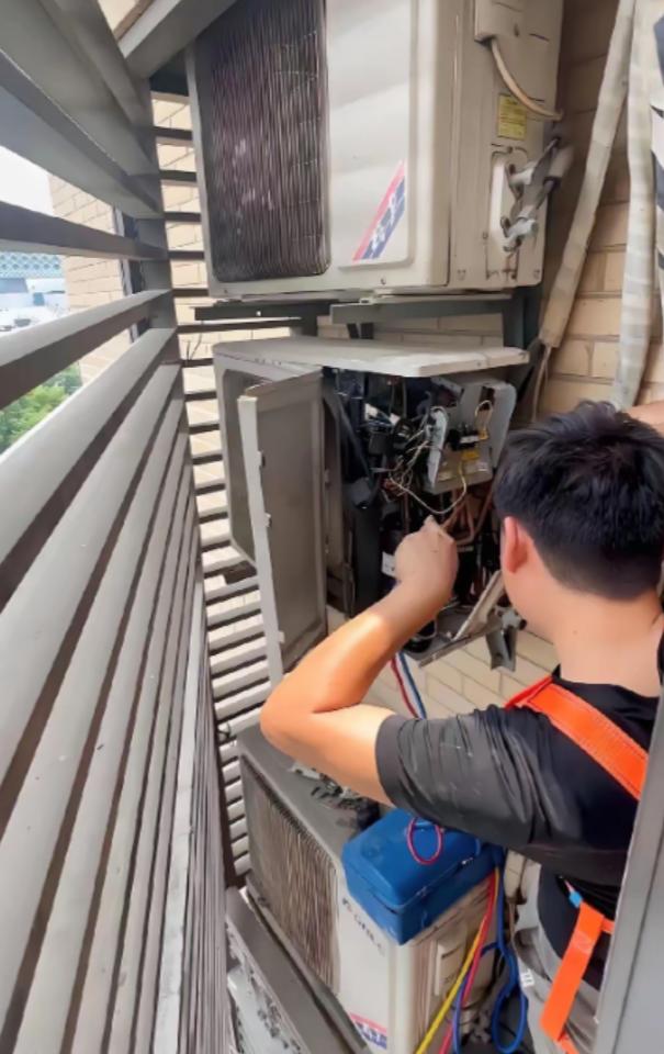 南京一个空调修理工，顶着38度高温干完活，客户多给了七十块钱，他下楼买了瓶冰可乐