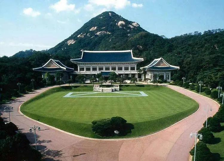 韩国这次也对日本首相高市早苗特别反感，特别在韩国和日本之间争议岛屿独岛的态度，甚