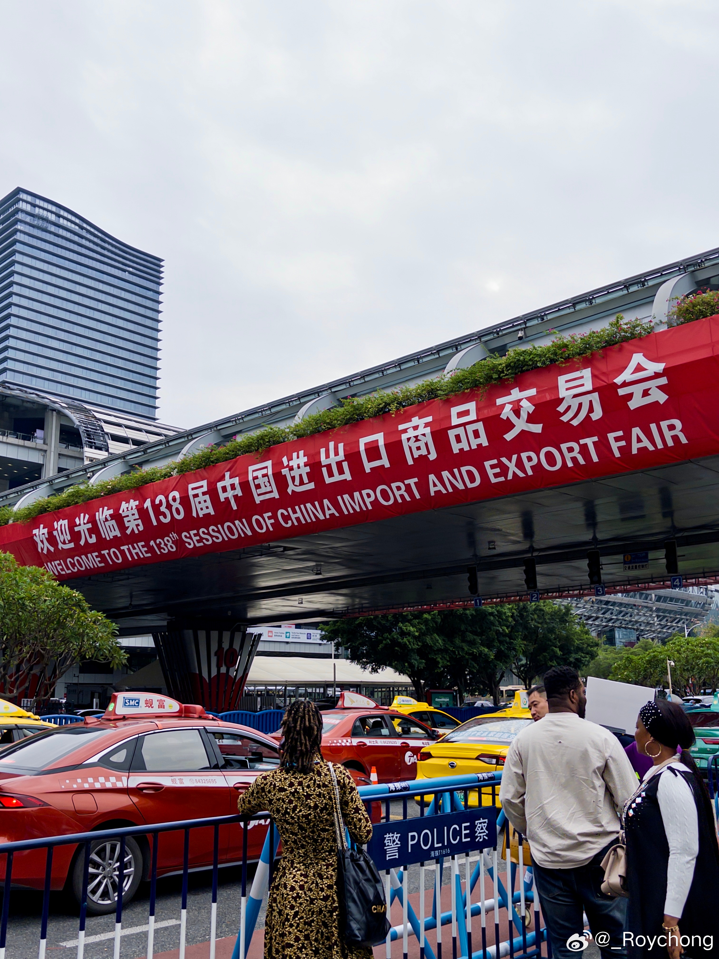 我的青春就值700块一天仍然是背着电脑驻守会场的商务精英和偶尔出去接送人的司机（