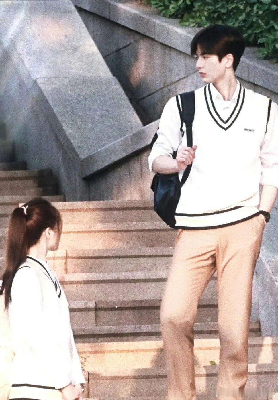 看路透张凌赫的造型终于好起来了，之前好土啊 ​​​