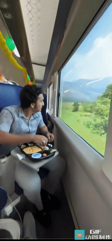 吃着咖喱饭飞饼，一边夸奖印度的“高铁”很先进。

印度博主拍摄了他坐印度的范德巴