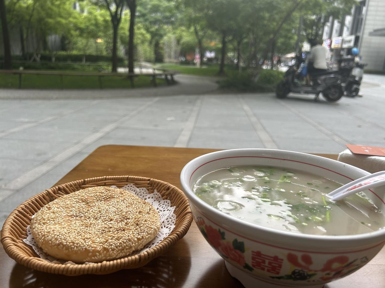 中午梦回山东，喝了一碗单县羊肉汤。在杭州，街边小店的烟火气，还是旺旺的。