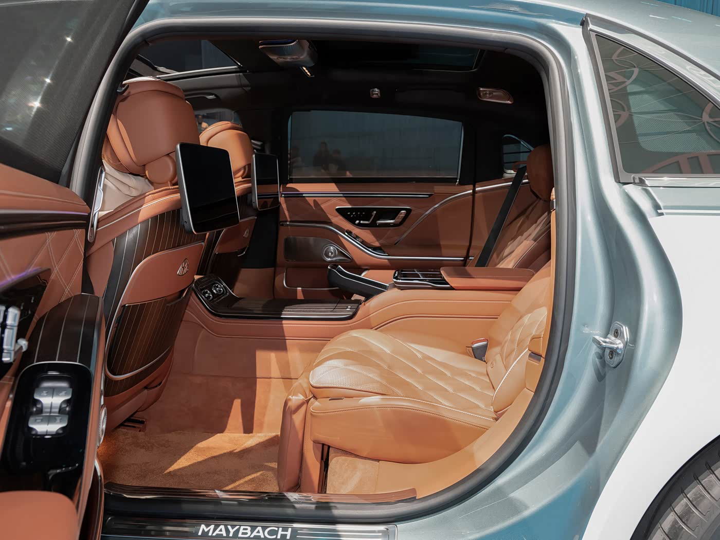 看昨天发布的迈巴赫S级中改还是前排座椅靠背配了两个小屏幕，这种设计近10多年海外