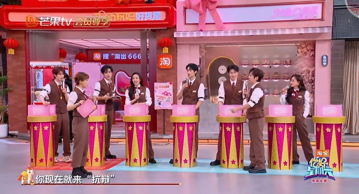 吴昕当卧底就差明牌了 “卧底小剧场”游戏环节，吴昕一进入游戏状态，卧底身份就藏不