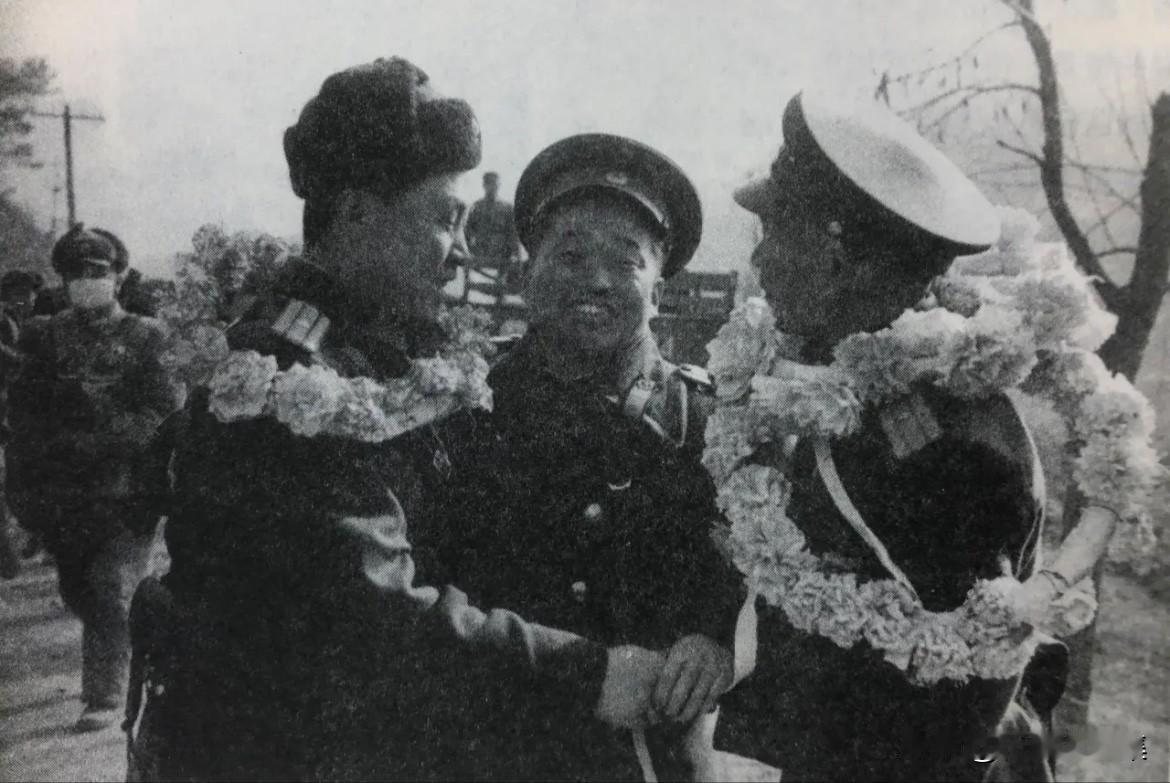 1958年8月，志愿军199团参谋长张继武少校（左）与朝鲜人民第18联队张朴永善