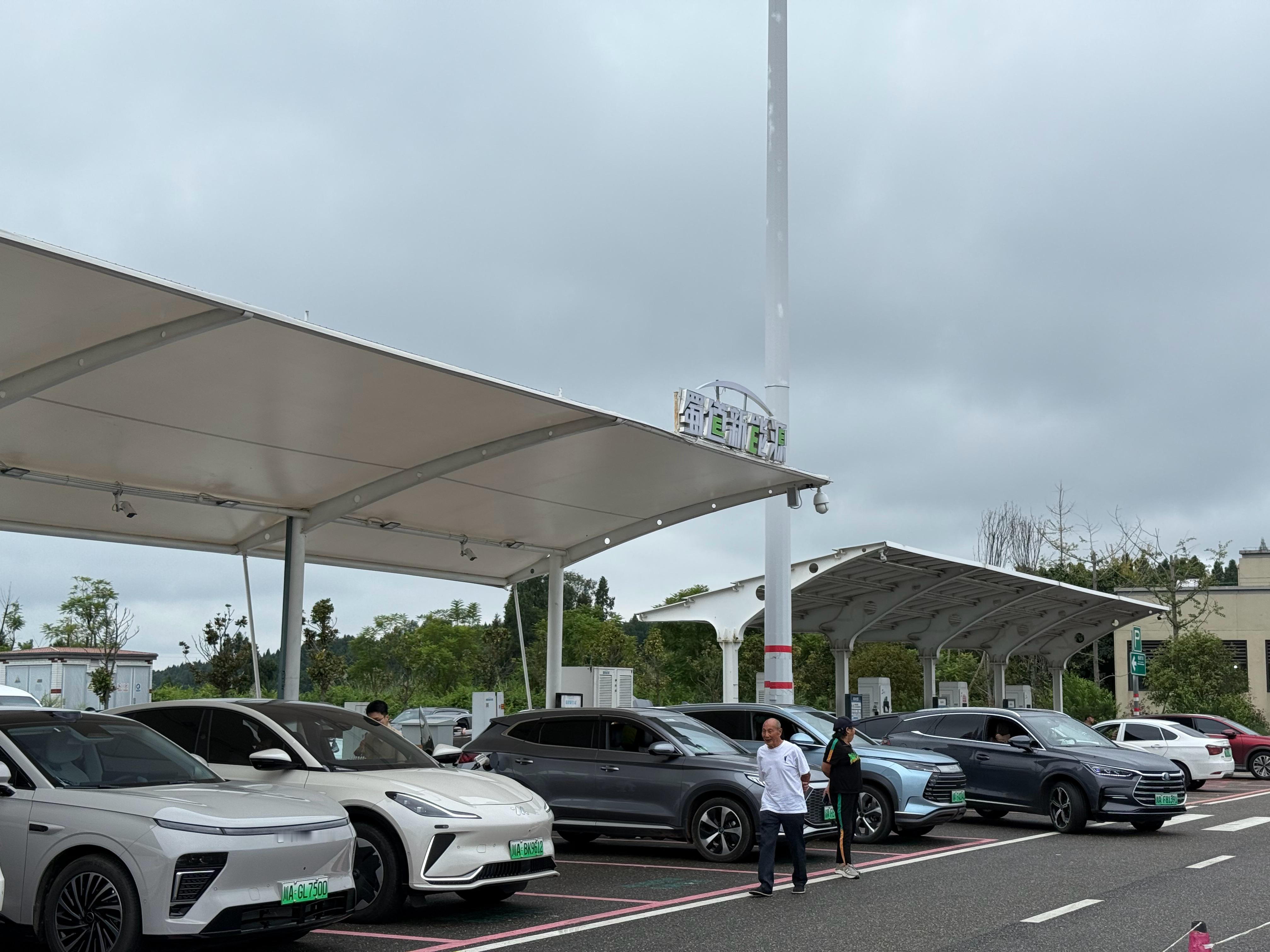 国庆节高速服务区充电现状排长龙充电🔋[允悲]  ​​​