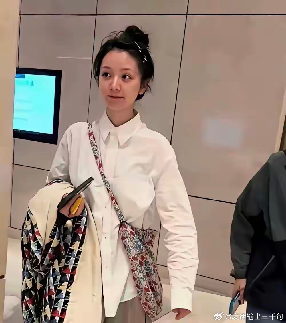 田曦薇素颜居然是这个样子啊，和化妆完全是判若两人啊，黑眼圈也太重了！田曦薇是现在