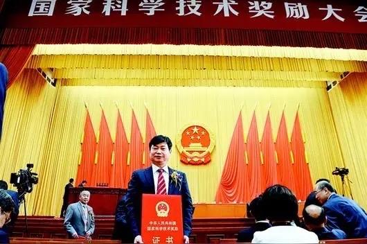 湖北出了条“豪气”新闻：两位院士刚开年，各自被省政府“哐当”砸了200万现金，一