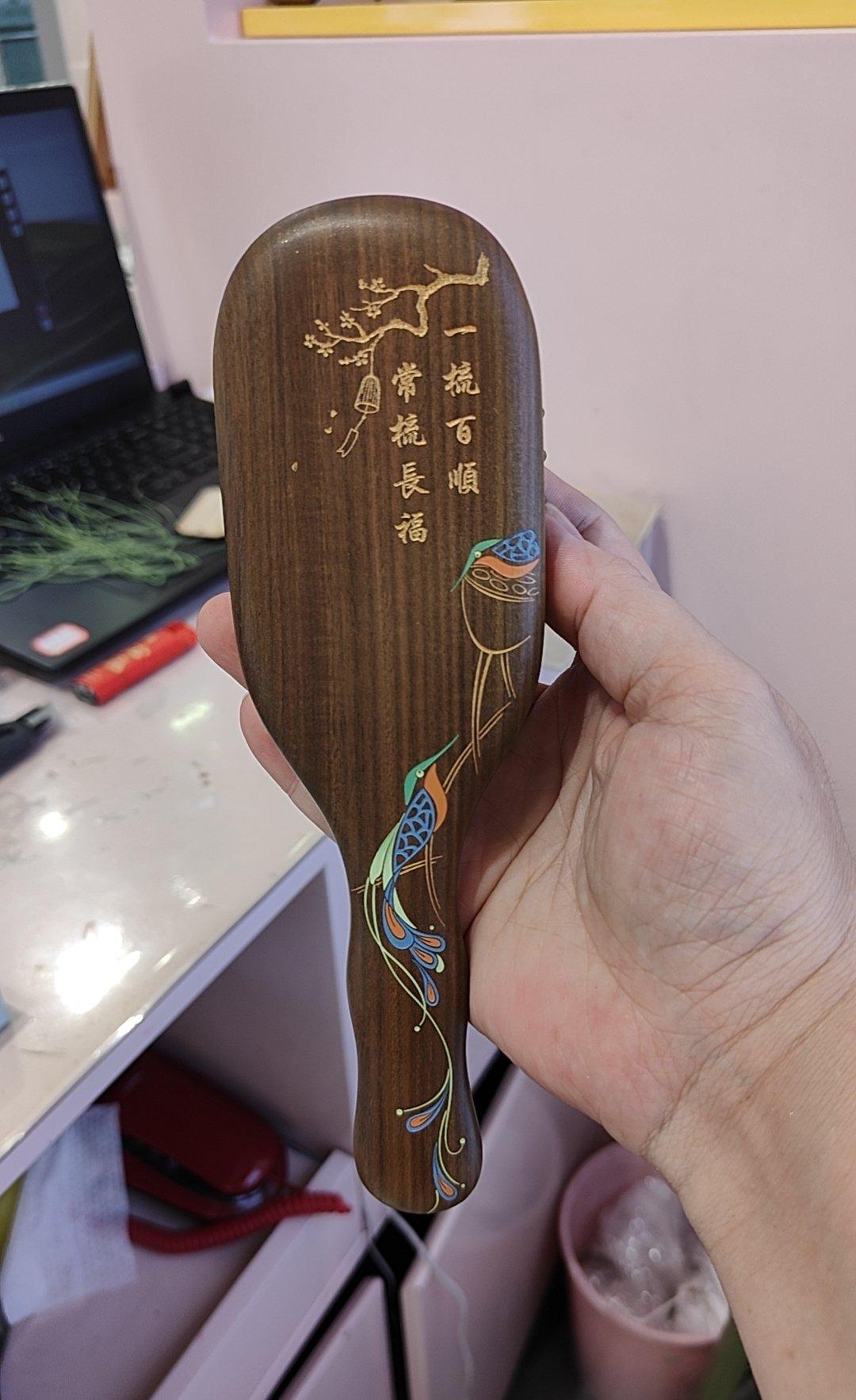 一把好梳子陪伴一辈子，这话听着就让人心头一暖。现在市面上那些塑料梳子用几个月就断