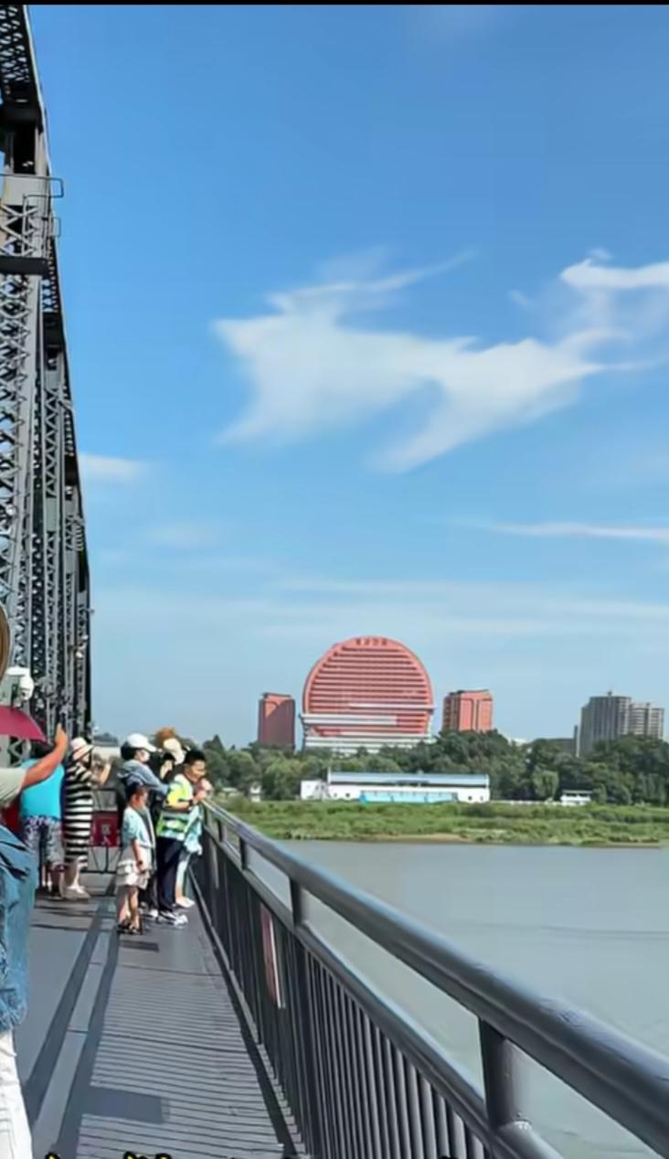 中朝韩跨境高铁计划能成型吗？
中朝韩跨境高铁计划能不能成型还真不好说。从积极方面