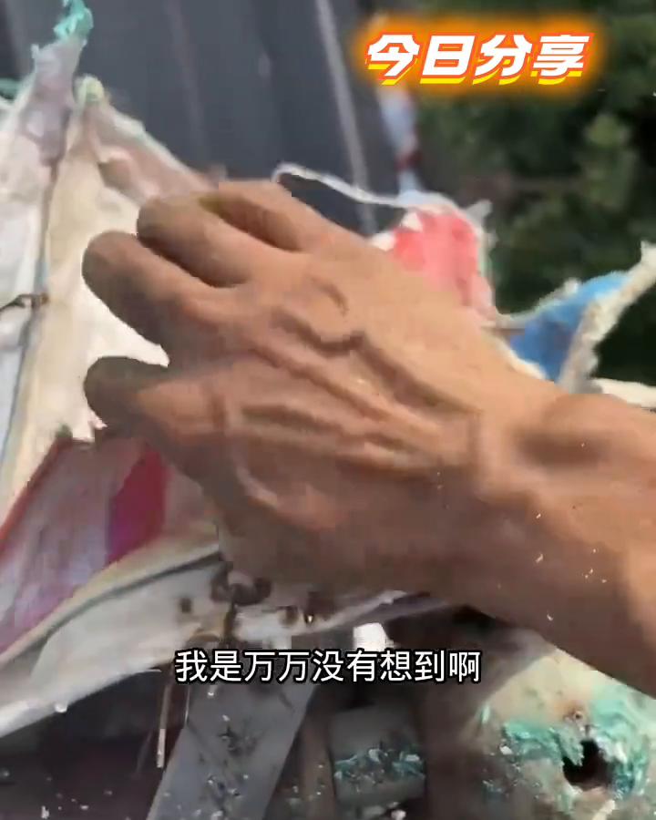 多层的广告牌。
这是一二三四五，好家伙，我是万万没有想到高速公路两边的那种大的广