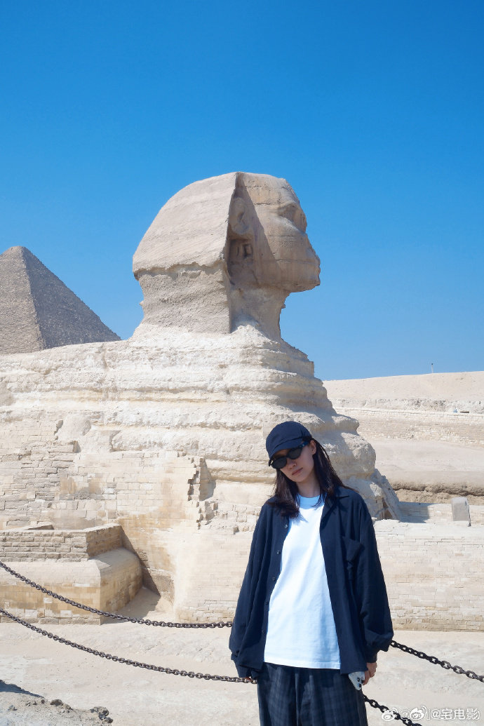 张小斐埃及游客照 ​谁还没被张小斐的埃及游客照种草？新城市打卡，美景美人双丰收！