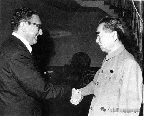 周总理与基辛格博士握手，这是25年来中美高层官员首次握手（1971年7月9日）