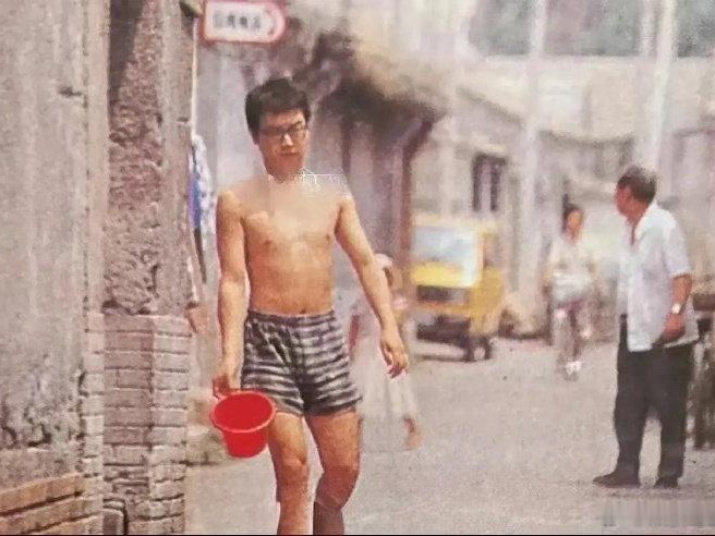 王菲早年和窦唯住北京胡同捂着鼻子上公厕，这个时候是纯粹的爱情吧 