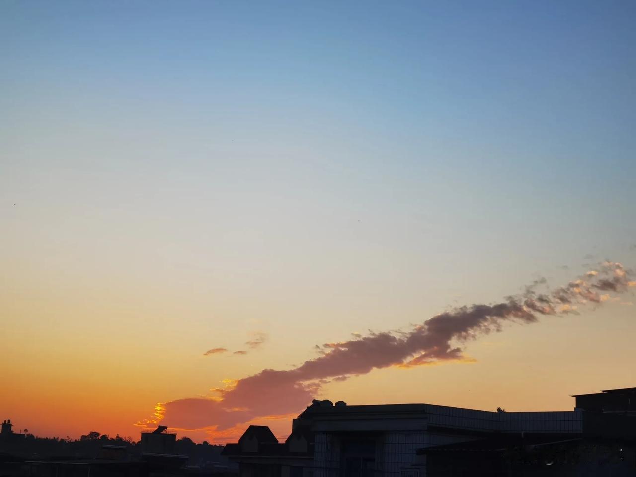 晒晒家乡的天空日落黄昏，抓拍那一道晚霞[比心]