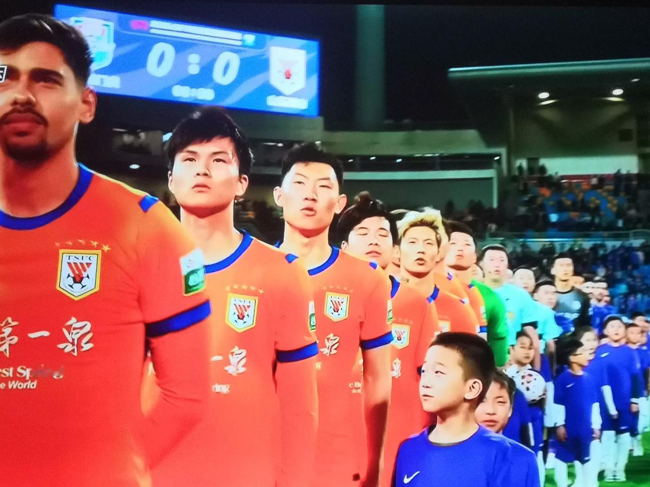 队长袖标又戴在克雷桑手臂上

第七轮联赛，山东泰山北上天津津门虎队。

上一轮天