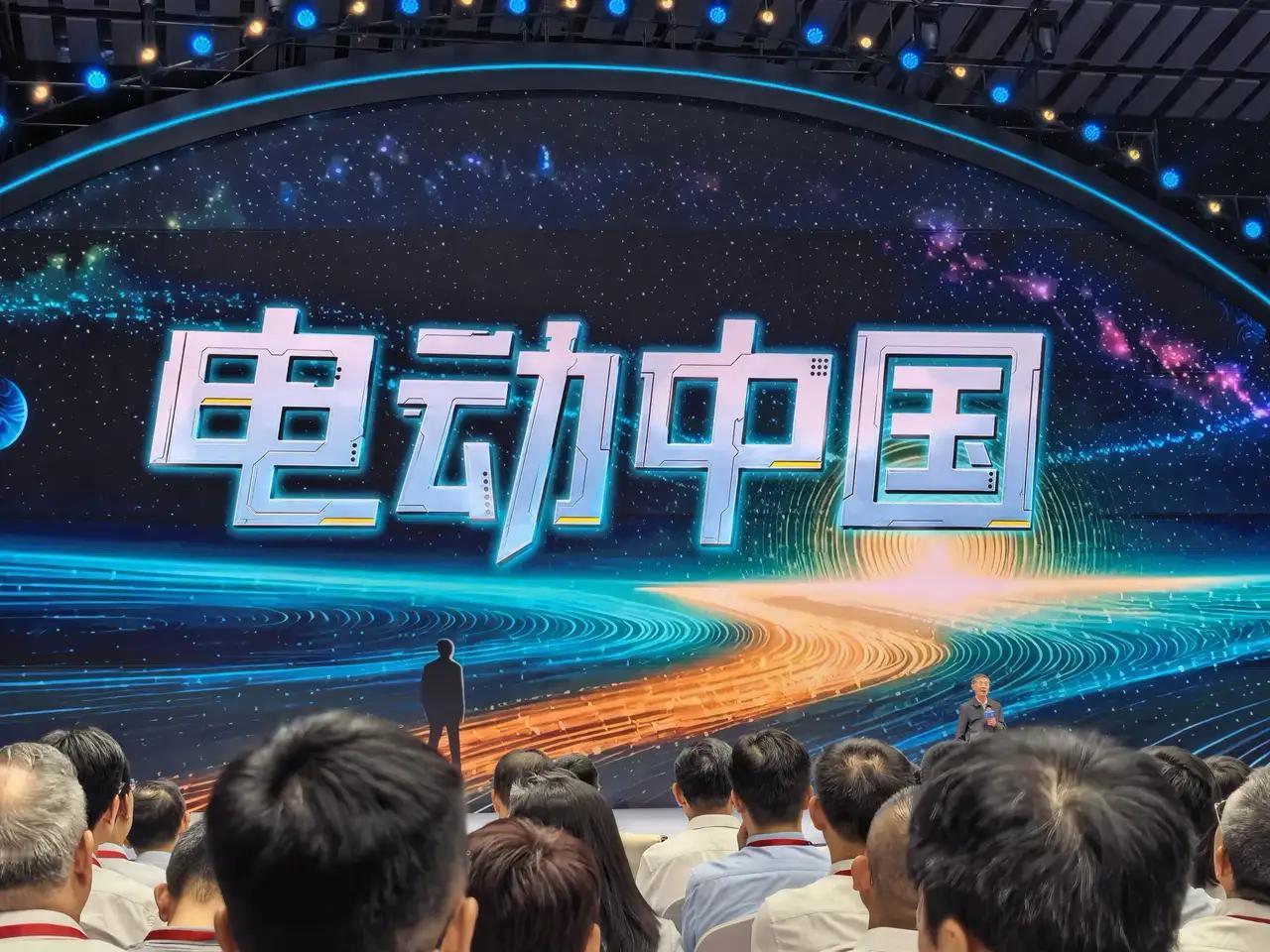 中科大的学生昨晚疯了！
四家车企老板直接杀到学校抢人，台下学生齐刷刷掏手机扫码，