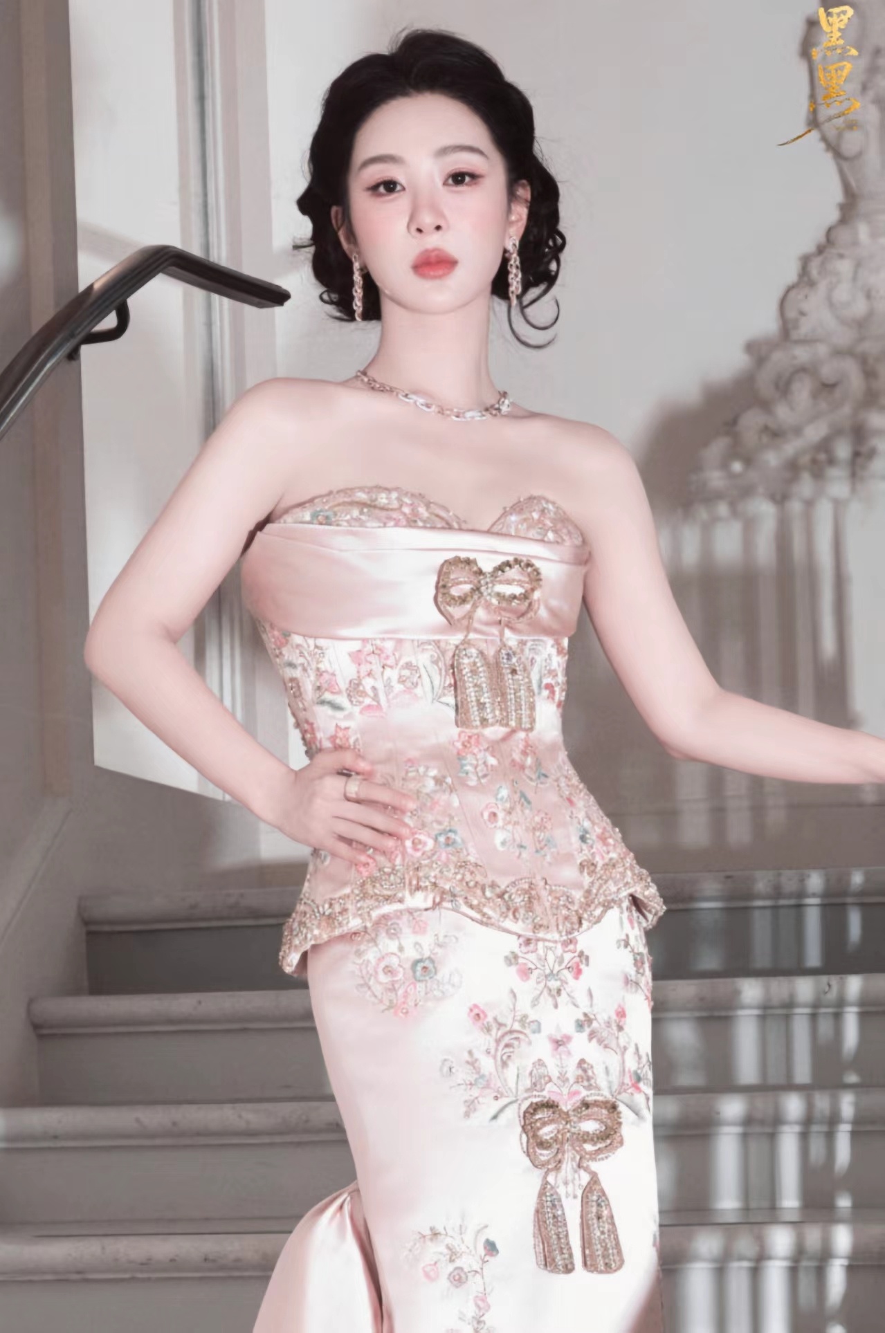 杨紫杨紫董竹君 【一】本周最后一个工作日，明天就可以看到啦杨紫玉兰花开君再来
