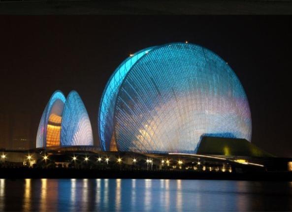 晚八点整，灯光骤然亮起。先是淡淡的蓝，如月光初泻海面；继而转为瑰丽的紫，似梦境晕