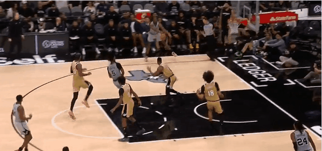 高人一等！文班这补篮没人拦得住！
在今天NBA常规赛马刺对阵奇才的第三节比赛中，