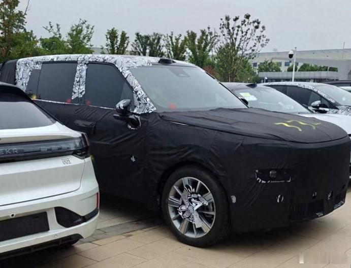近日，#领克全新SUV# 谍照曝光，新车内部代号L946，定位于全尺寸SUV。外