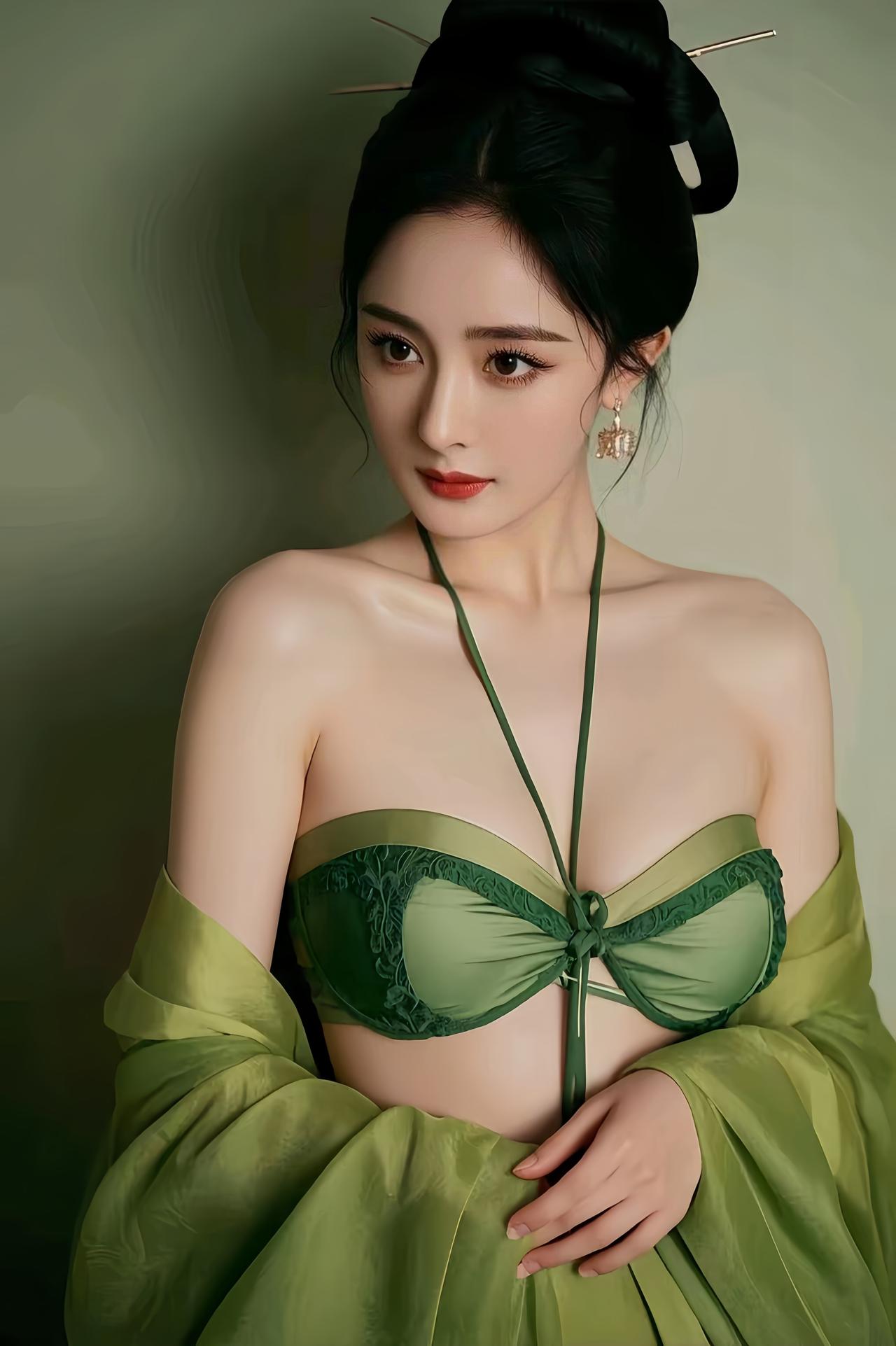 青衫轻挽薄雾，翠色罗衣漫染清辉，鬓边珠花与金钗错落，衬得眉眼间尽是东方古韵。一顾