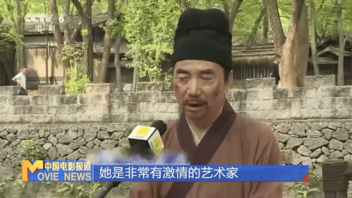 何赛飞把范明手臂咬紫了何赛飞把范明手臂咬了一排牙印片场幕后花絮令人感慨，何赛飞为
