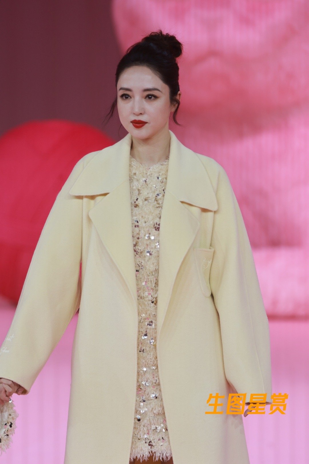 董璇携女儿小酒窝T台走秀，母女同框氛围超温馨，璇姐眼神充满了宠溺[给你小心心] 