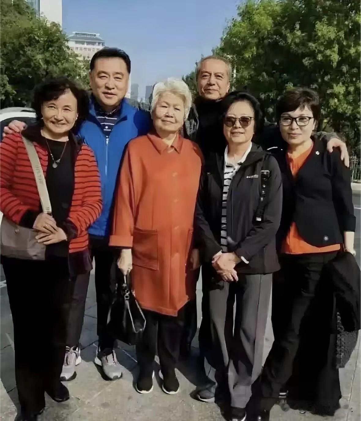 《新闻联播》的前主持人张宏民和邢质斌的合影，真的是岁月不饶人啊，邢质斌都白发苍苍