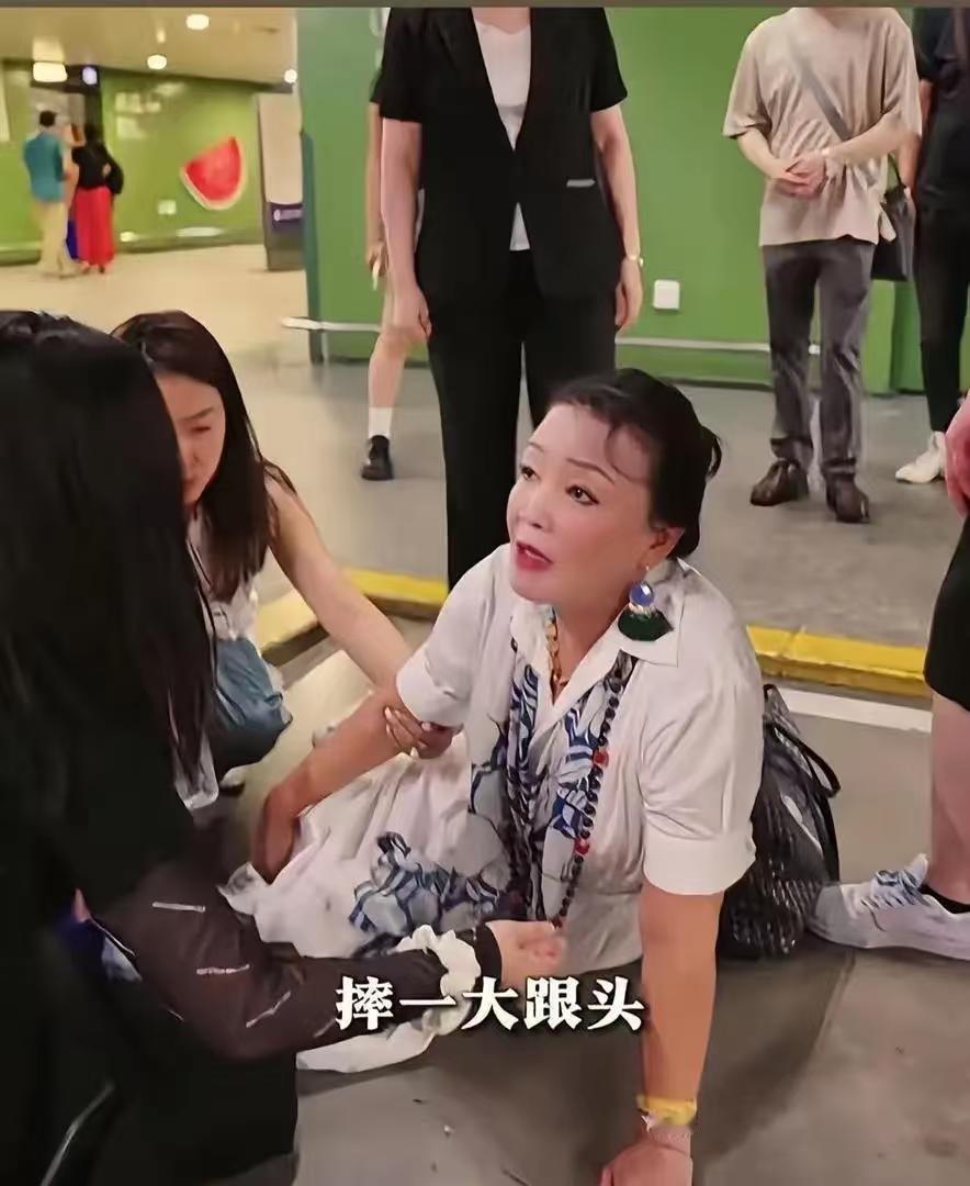 张兰机场摔一跤，下意识的反应让人感叹她骨子里的要强！
张兰一向以女强人形象展示在