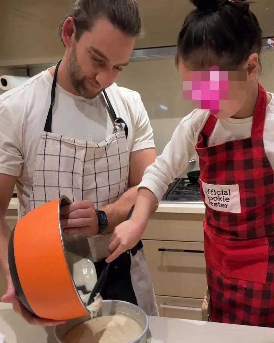 谢婷婷最近晒出全家为女儿庆生的温馨合照，画面里混血老公抢镜程度不输明星！

这位