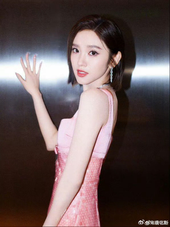 看浪姐直播变唐艺昕走路粉了唐艺昕走路温柔又有范儿，直播生图状态超能打，直接圈牢走