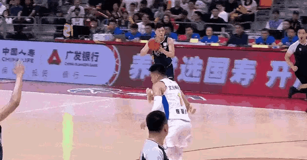 广东队的张皓嘉真是个人才，上空篮上个四不像。
北汽队和广东队的比赛第一节后半段，