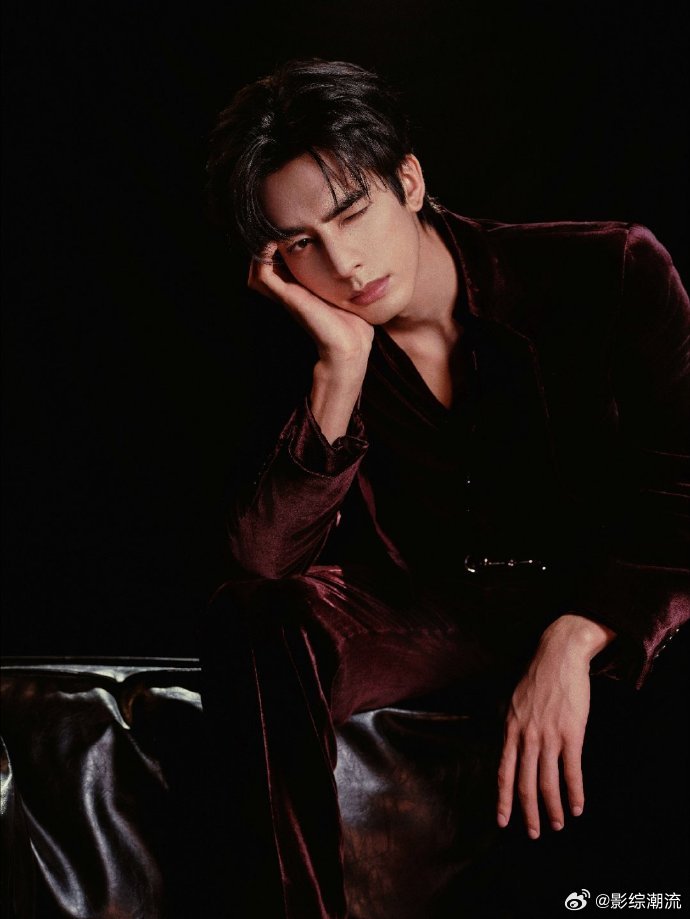 宋威龙富有且慷慨的暗夜玫瑰被宋威龙的深V暗夜玫瑰狠狠惊艳到！这氛围感这颜值，直接