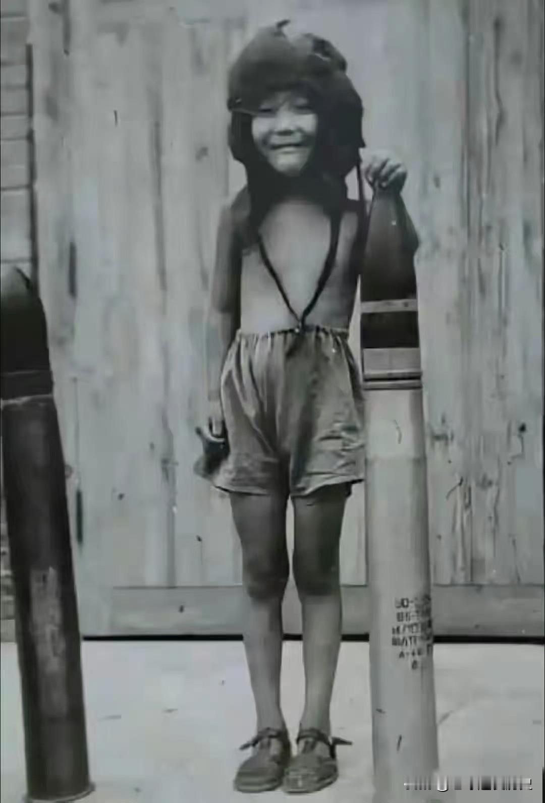 1946年白公馆，特务强行摆拍戴飞行帽的小萝卜头，他手扶炮弹的笑容，成了共和国最