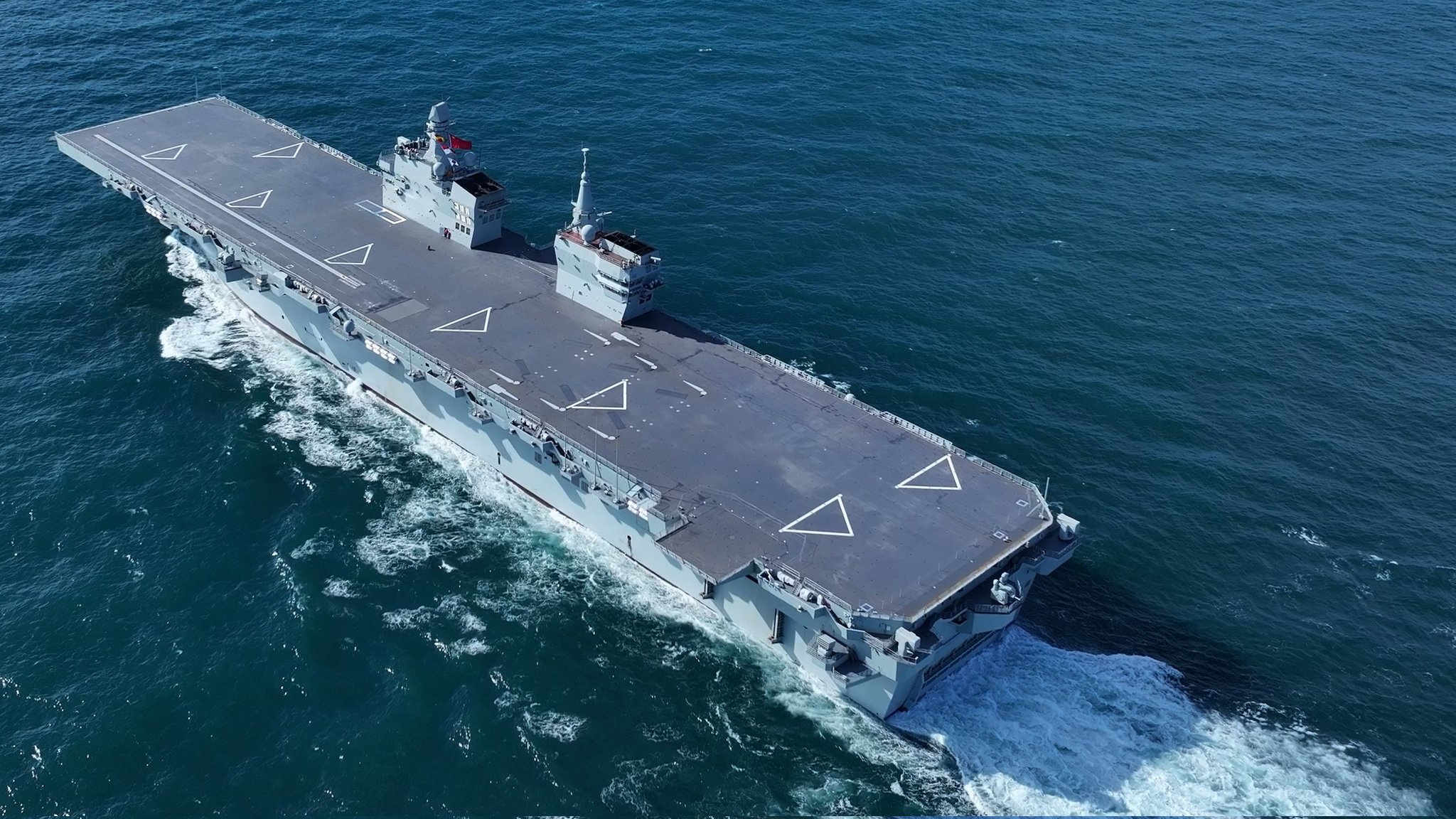 076“四川舰”完成首次海试，俯视图显示：再加上斜角甲板就完美了！进展速度还是一