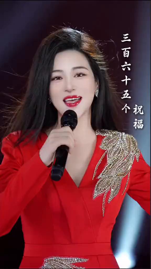 三百六十五个祝福。
一年有三百六十五个日出，我送你三百六十五个祝福。时钟每天转了