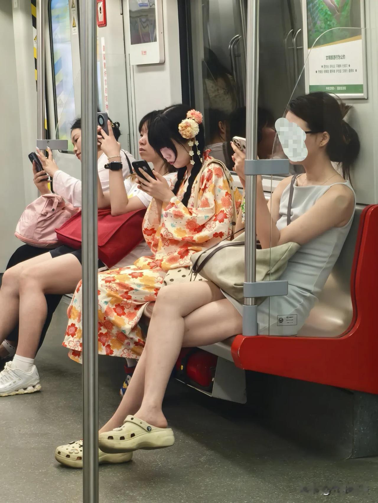白天不敢穿，只好深夜穿出来！
连和服这一极具色彩意义的日本特色服装，也堂而皇之的