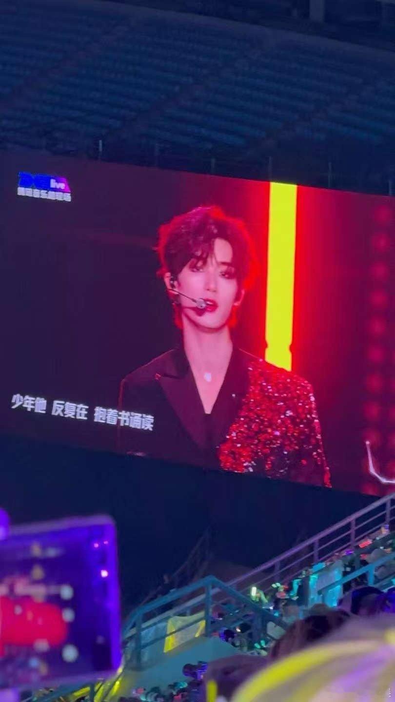 丁程鑫大屏镜头丁程鑫大连演唱会大屏丁程鑫大连演唱会大屏，好绝的一张脸，[太开心]