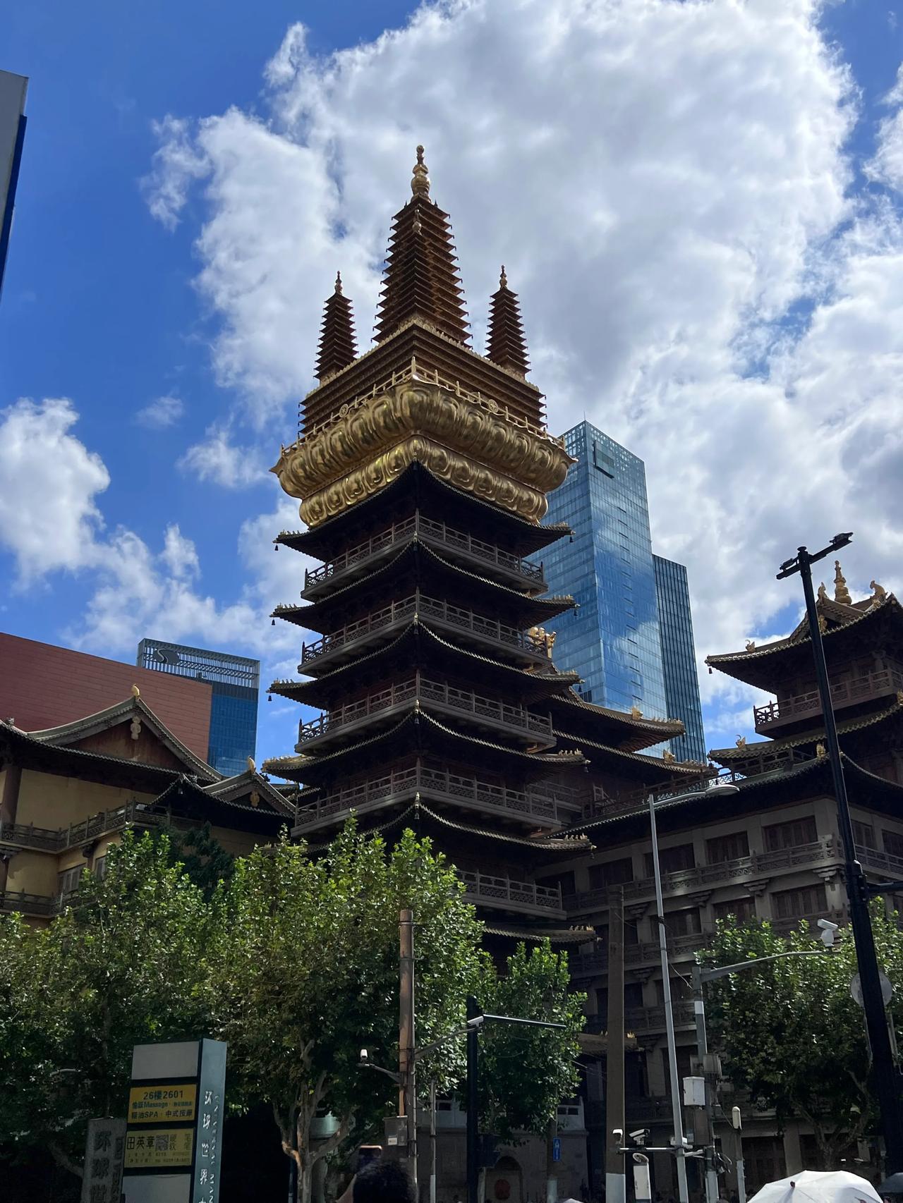 静安寺，我自认为上海比较灵运的佛寺。
2002年接任华东，司机小刘在机场接到我，