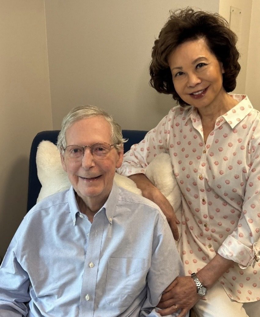 🔻龟丞相米奇·麦康奈尔又发布了一张新照片，与赵小兰的合影。🔻试图证明他还活着