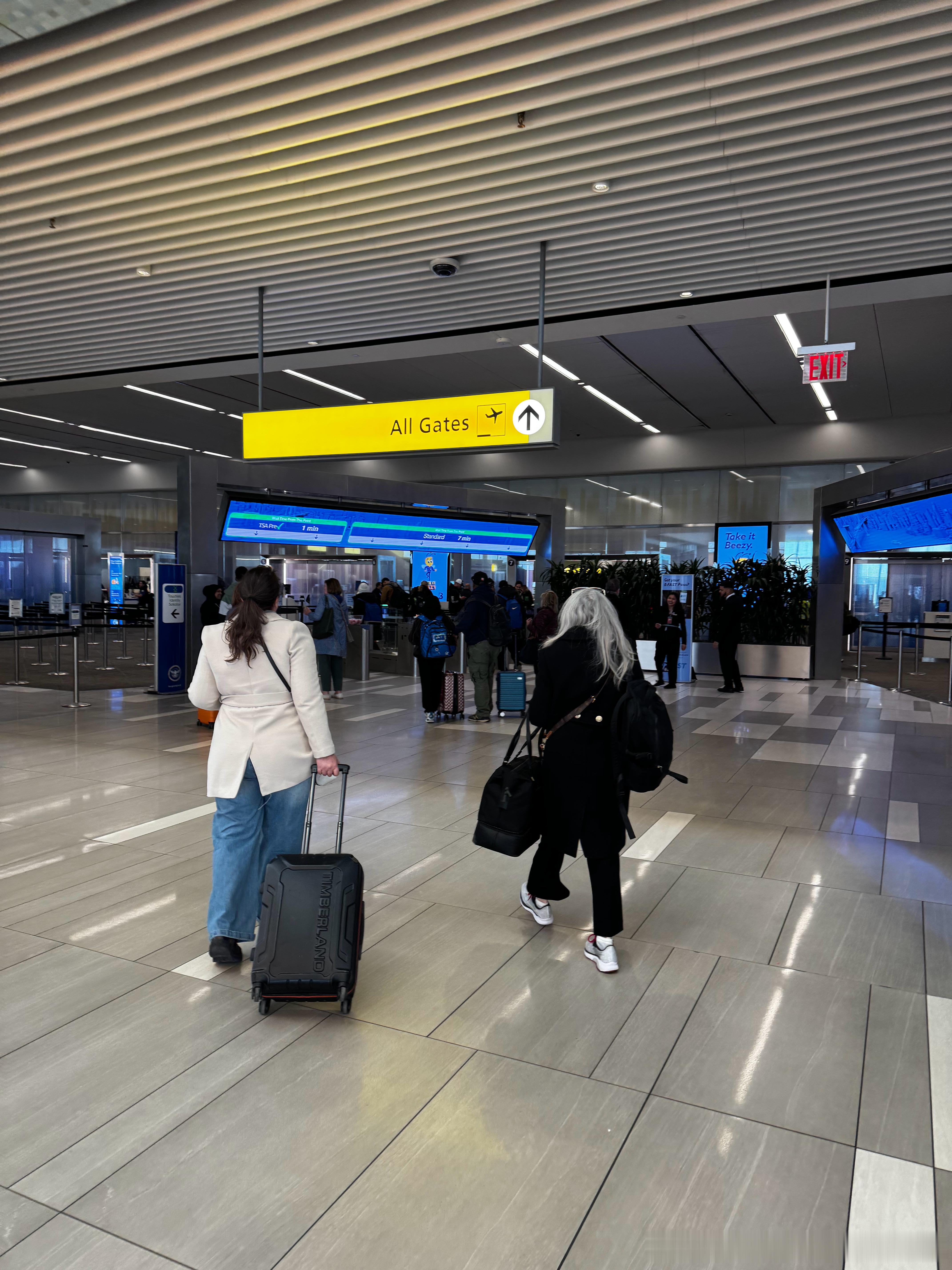 今天被安排享受了一次机场的 Escort 服务，全程丝滑，大家有什么问题欢迎提问