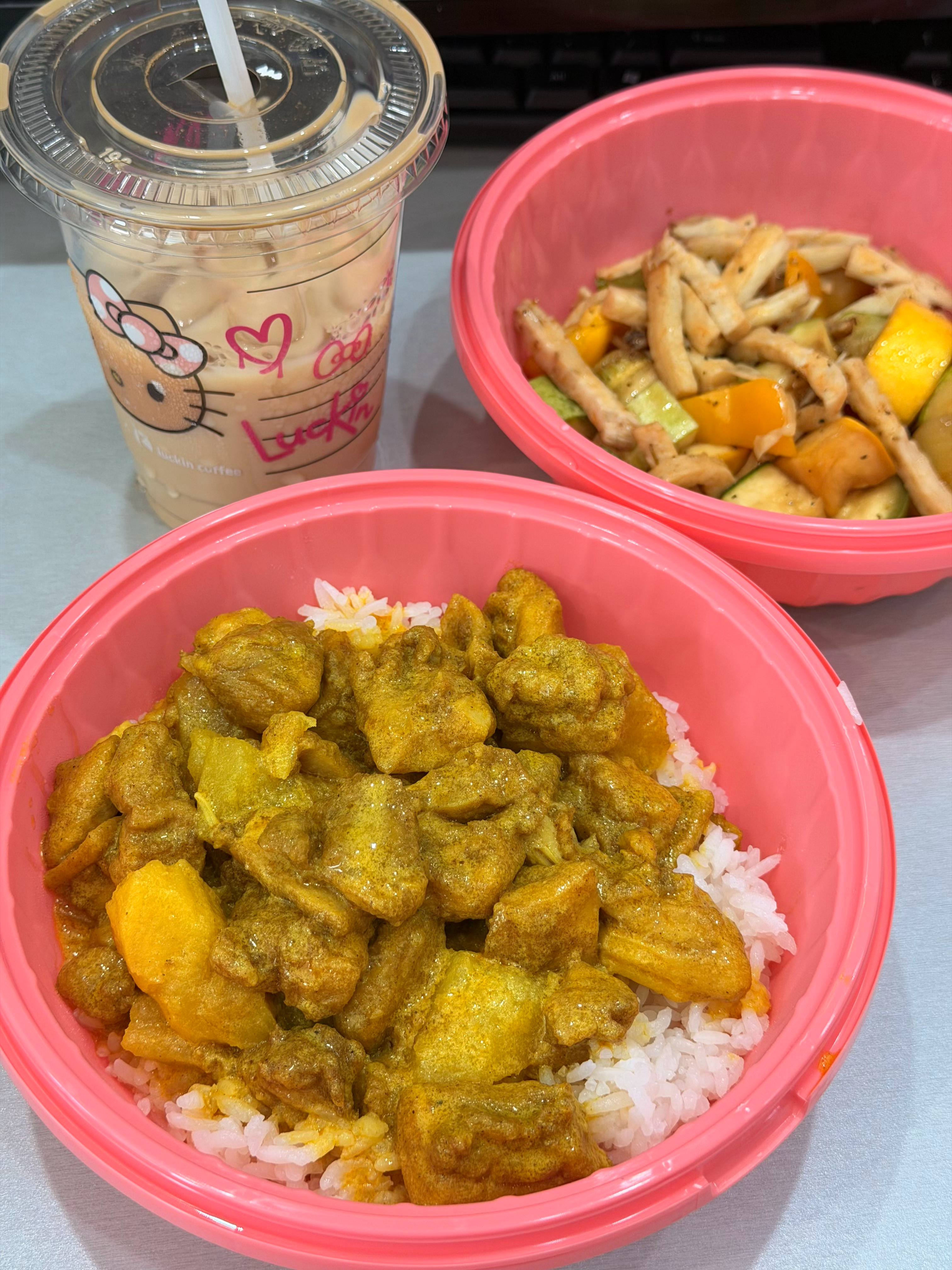 今天点了椰汁咖喱鸡肉饭好香好香就是吃多了有点腻 拌饭吃蛮好吃的～配了烤蔬菜是彩椒
