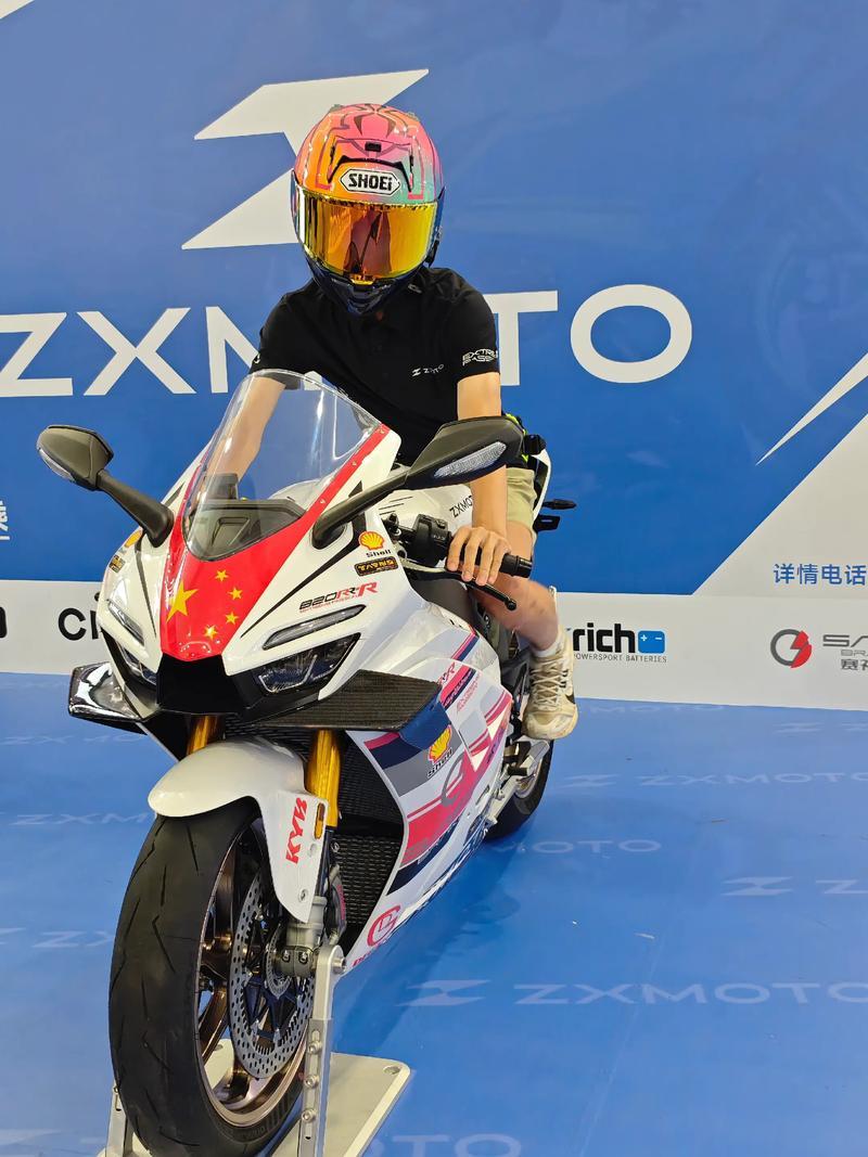 荣耀张雪机车战略合作荣耀感觉今年宣发愈发上道了，代言人选的很成功，这回张雪机车刚