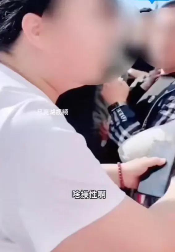 高考现场惊现离谱一幕，家长做法引得全网网友怒声吐槽！每年高考考场外，总能看到各式
