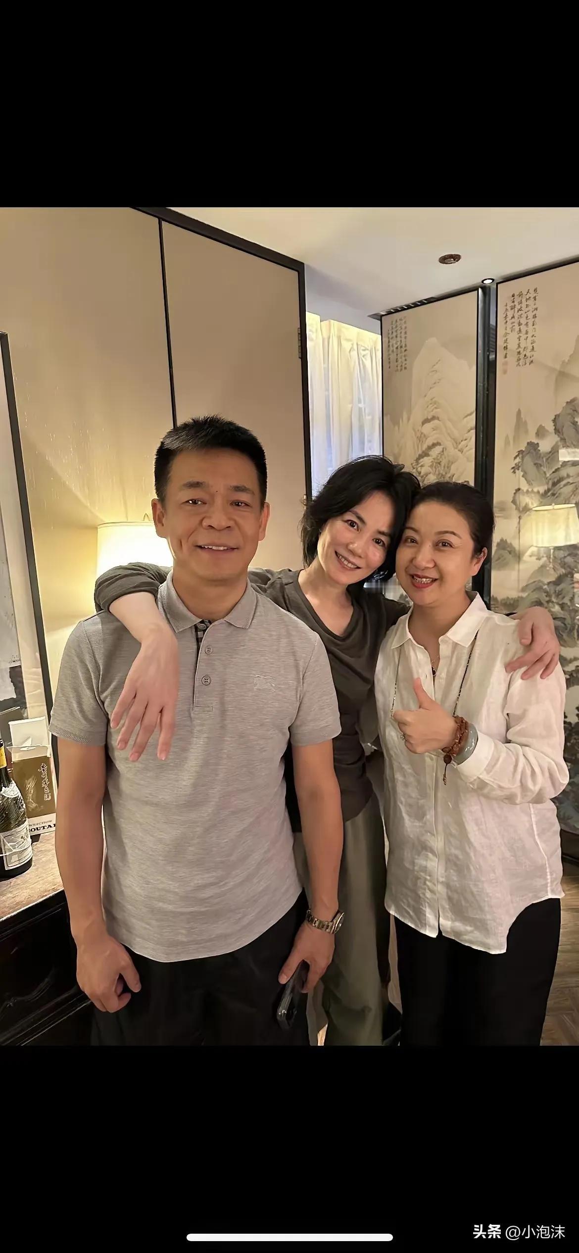 王菲和孙浩合影。
57岁的孙浩在《主角》中的表演令人震撼，他脱去歌手身份，全心投