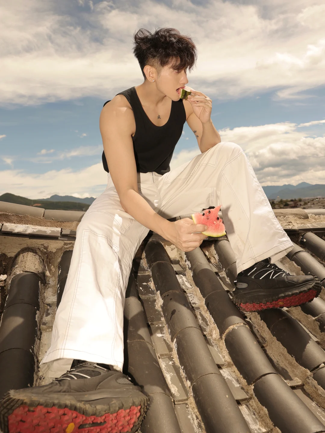 确确实实躺在屋顶晒太阳了🍉